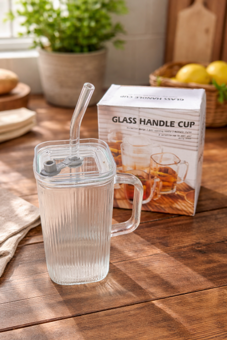 مج زجاج مع مصاصة