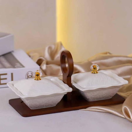 طقم مضايف /2 بورسلان ابيض مربع بغطاء قاعدة خشب