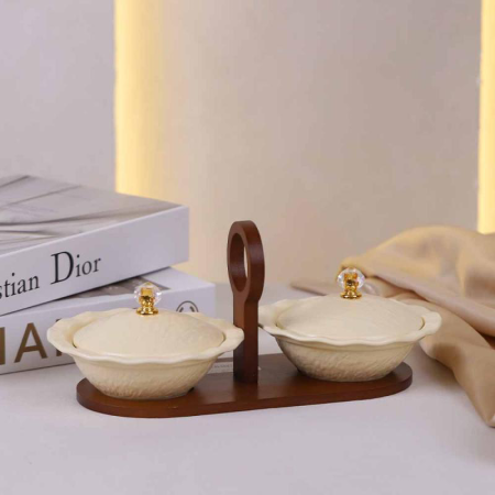 طقم مضايف /2 بورسلان  بيج مدور بغطاء قاعدة خشب