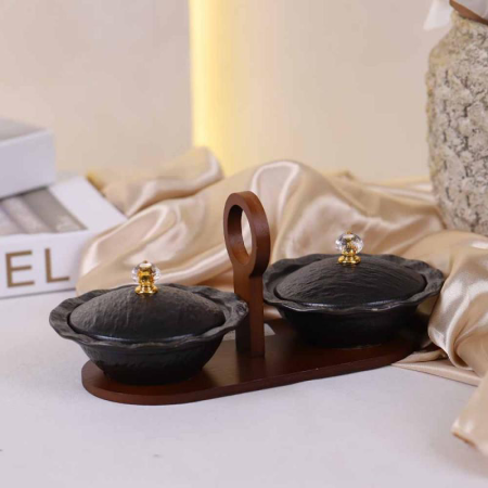 طقم مضايف /2 بورسلان اسود مدور بغطاء قاعدة خشب