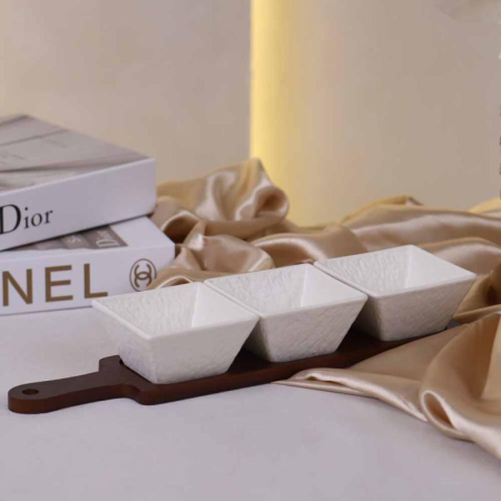 طقم صحون ضيافة بورسلان ابيض 3 قطع قاعدة خشب بيد