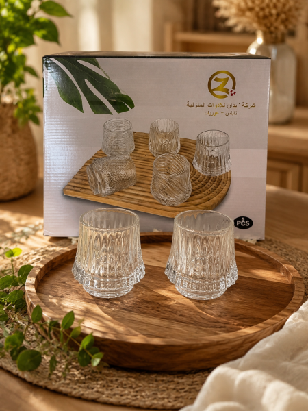 كاسات عصير شفاف